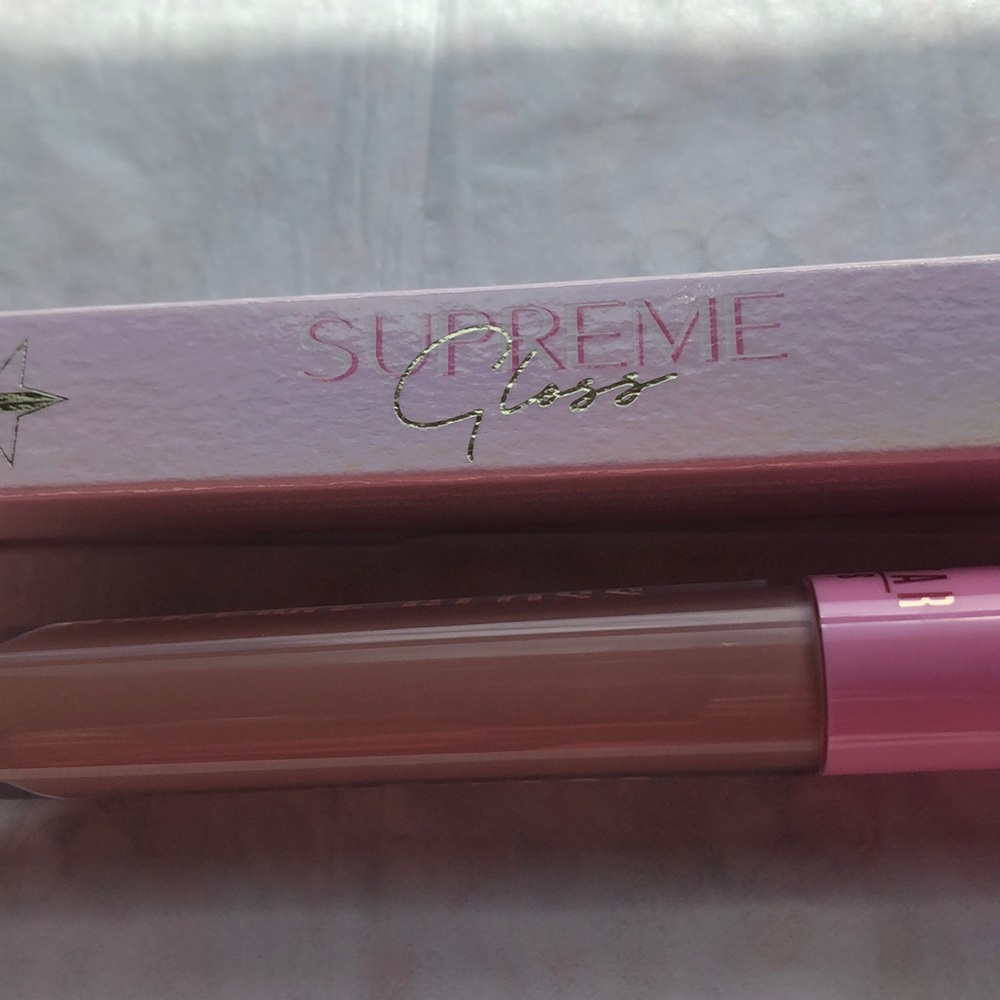 Jeffrey Star Supreme Gloss in Mannequin with two Clinique make up bags